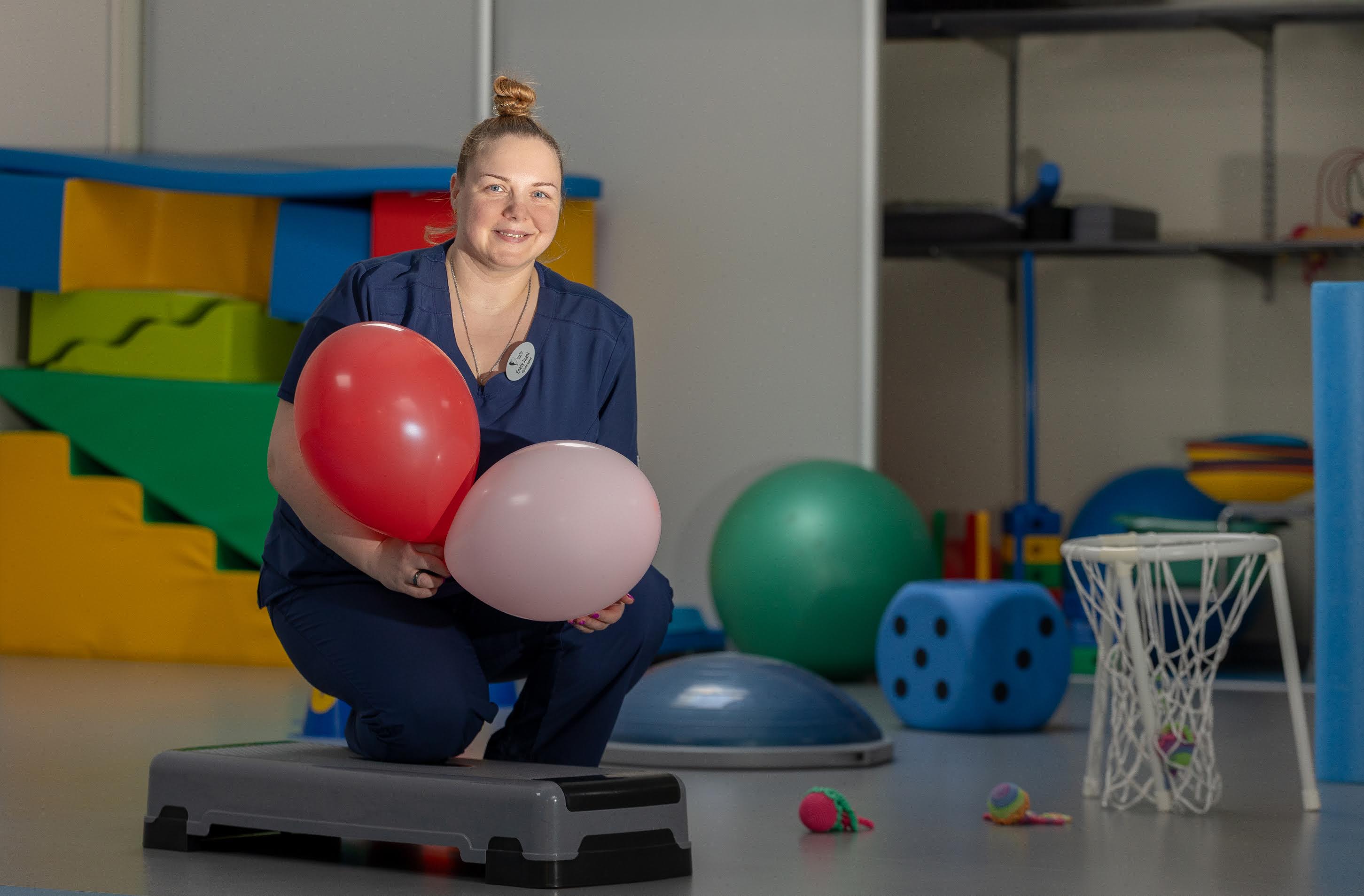Enely Jaani alustas füsioterapeudina tööd pärast Tartu tervishoiu kõrgkooli lõpetamist aastal 2023, nii täitub tal varsti ametis juba kaks aastat. Foto: Aigar Nagel